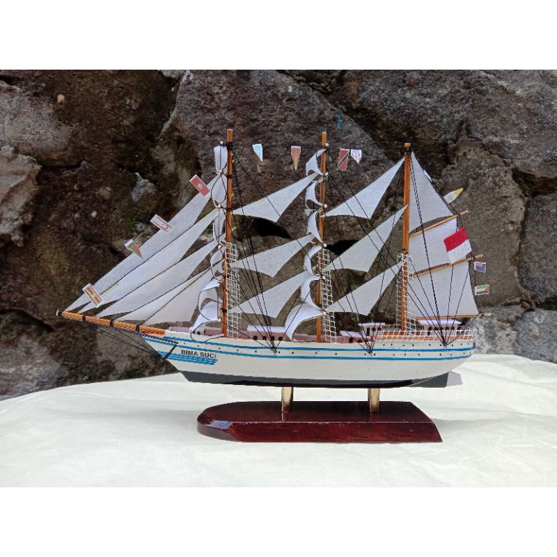 hiasan pajangan miniatur kapal bimasuci