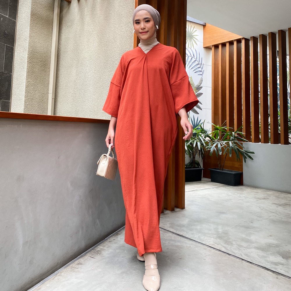 Mybamus Deby Kaftan V Neck – Kaftan Wanita – Gamis Polos Wanita – Kaftan Kekinian-Teracotta M17434 R65