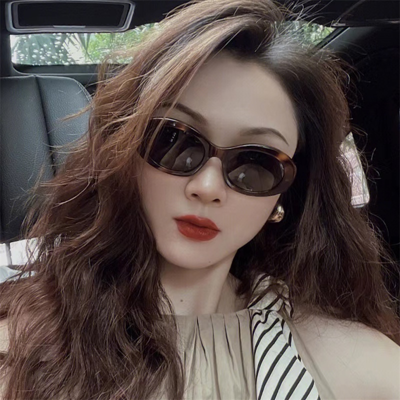 Papaozhu Chic Emas Triumphal Arch Oval Kacamata Hitam Untuk Wanita Perempuan Gaya Shades Fashion Liburan Kacamata UV400 Perlindungan Sunnies Eyeglasses