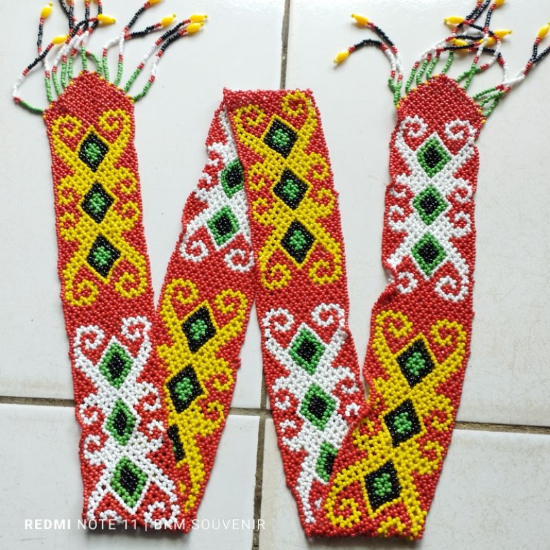 Syal manik selendang manik motif dayak