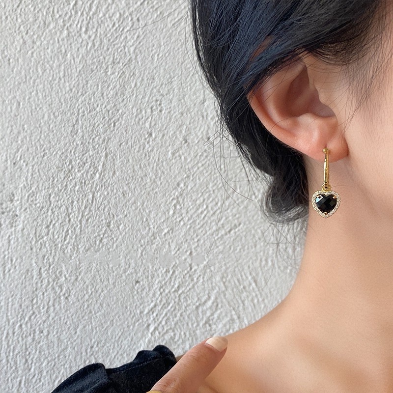 Anting Zircon Bentuk Hati Warna Hitam Gaya Korea Retro Untuk Aksesoris