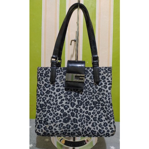 Tas Handbag Preloved brand Guess motif leopard
