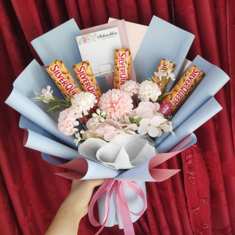 

Chocolate bouquet mix artificial flowers / Buket coklat / Buket bunga snack / Bunga wisuda / Bunga valentine / Kado ultah / Kado valentine