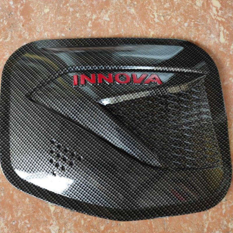 Tank cover tutup bensin toyota all new innova inova reborn 2016 sampai 2023 ribon / venturer 2020 2019 2018 2017 2021 zenix CARBON  hitam DOFF chrome crome tempel 3m