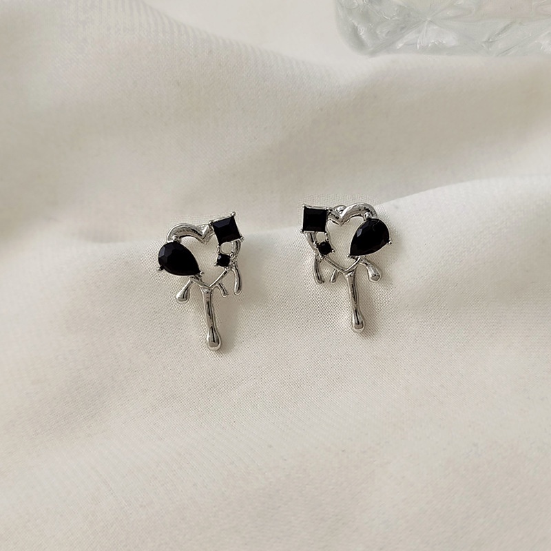 Anting Bentuk Hati Warna Hitam Gaya Korea