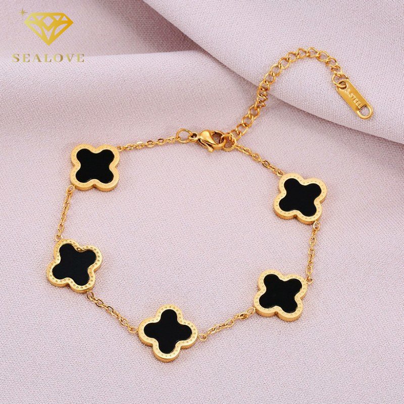 Gelang Tangan Titanium Motif Bunga Warna Emas Ala Korea Untuk Wanita Semanggi 4 kelopak