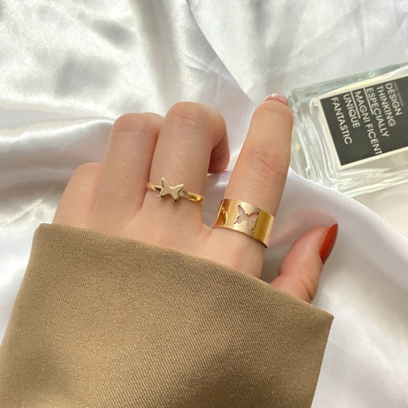 Roselife 2PCs / Set Cincin Pasangan Desain Kupu-Kupu Hollow Bahan Metal Warna Gold / Silver Untuk Pria / Wanita