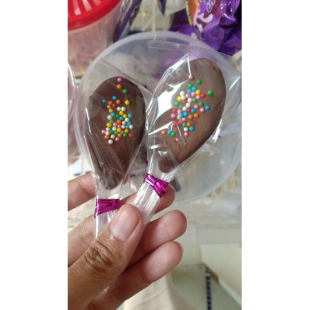 

coksen coklat sendok bertabur sprinkle