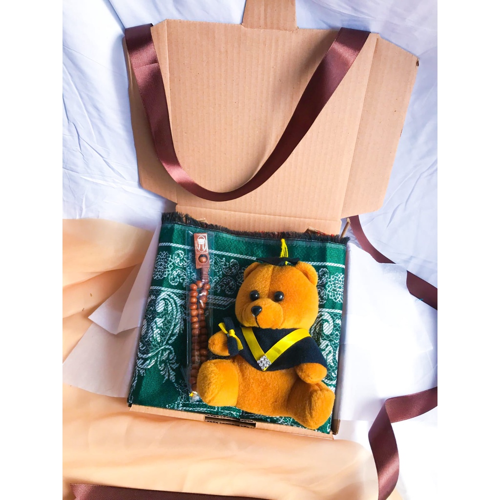 KADO WISUDA COWOK HADIAH BONEKA WISUDA SEJADAH SARUNG FREE PECI TASBIH