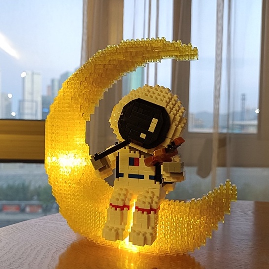 （Bisa Bersinar) Glowing Astronaut Spaceman Building Blocks Hadiah Seri Ruang Angkasa untuk Anak Laki-Laki dan Perempuan