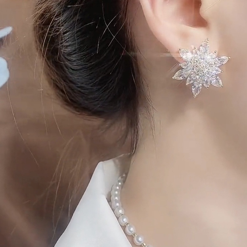 1 Pasang Anting Tusuk Bentuk Snowflake Kristal Zircon Untuk Wanita