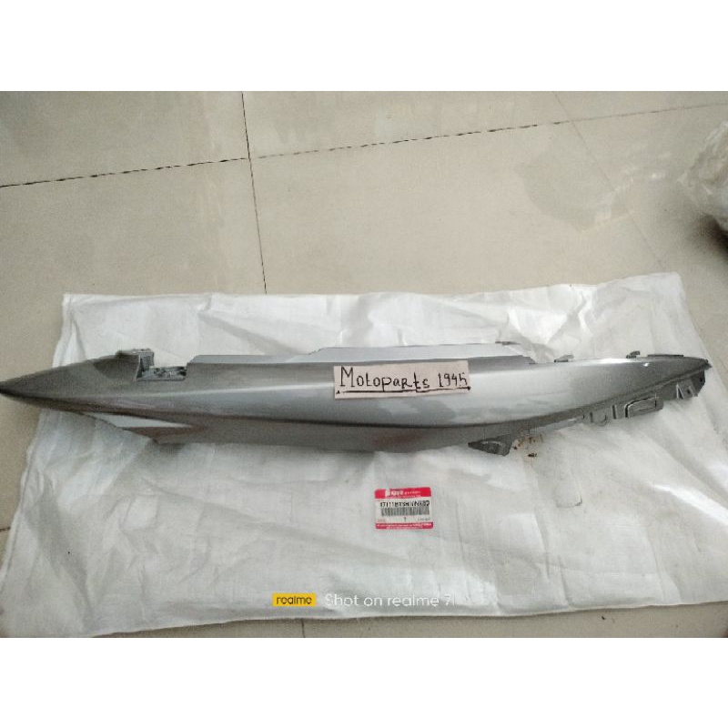 COVER BODY KANAN SUZUKI SKYWAVE 125 SILVER ORI SGP