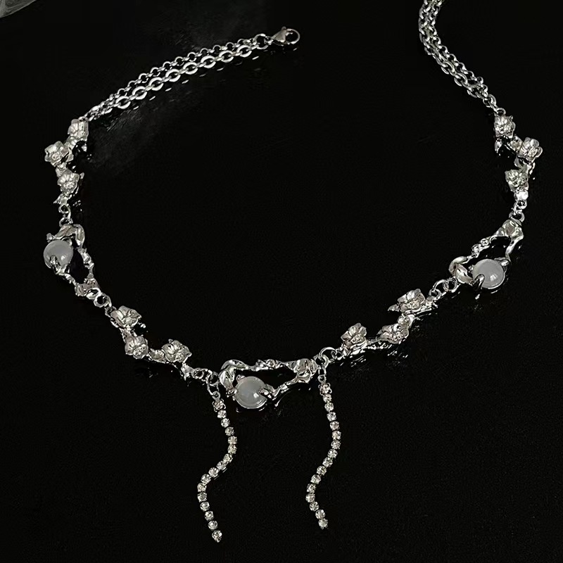 YEEZII Kalung Choker Rantai Klavikula Desain Bunga Rambat Aksen Kristal Permata Warna Silver Untuk Wanita