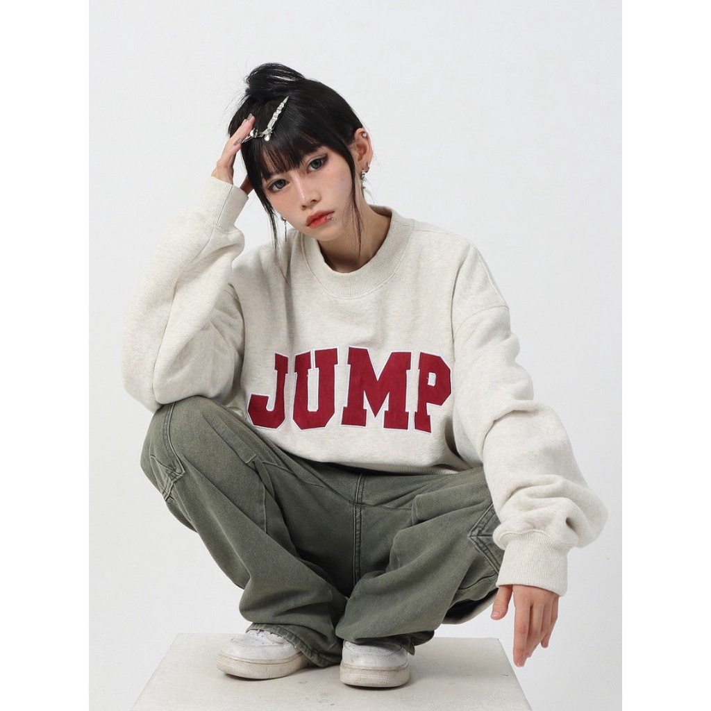 JUMPNEXT Guochao merek American retro suede patch bordir huruf musim dingin plus beludru longgar pasangan sweater leher bulat