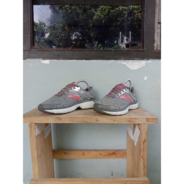 Sepatu Brooks Running (Grey Pink)