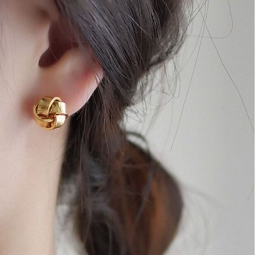 Anting Klip Tanpa Tindik Desain Geometri Twisted Bahan Metal Warna Goldsilver Untuk Wanita