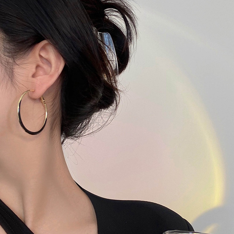 Fancyqube Anting Hoop Besar Enamel Cicle Warna Hitam Putih Untuk Wanita