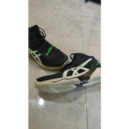 sepatu voli asics