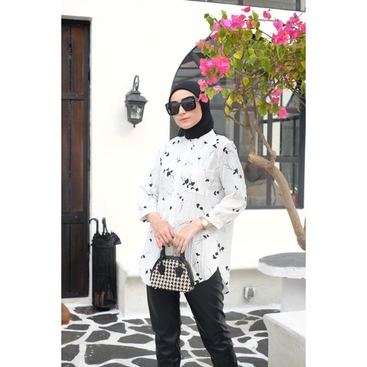 Monocrome flower blouse | atasan wanita motif bunga | blouse wanita hitam putih | kemeja wanita simpel | atasan muslim wanita | kemeja ngantor