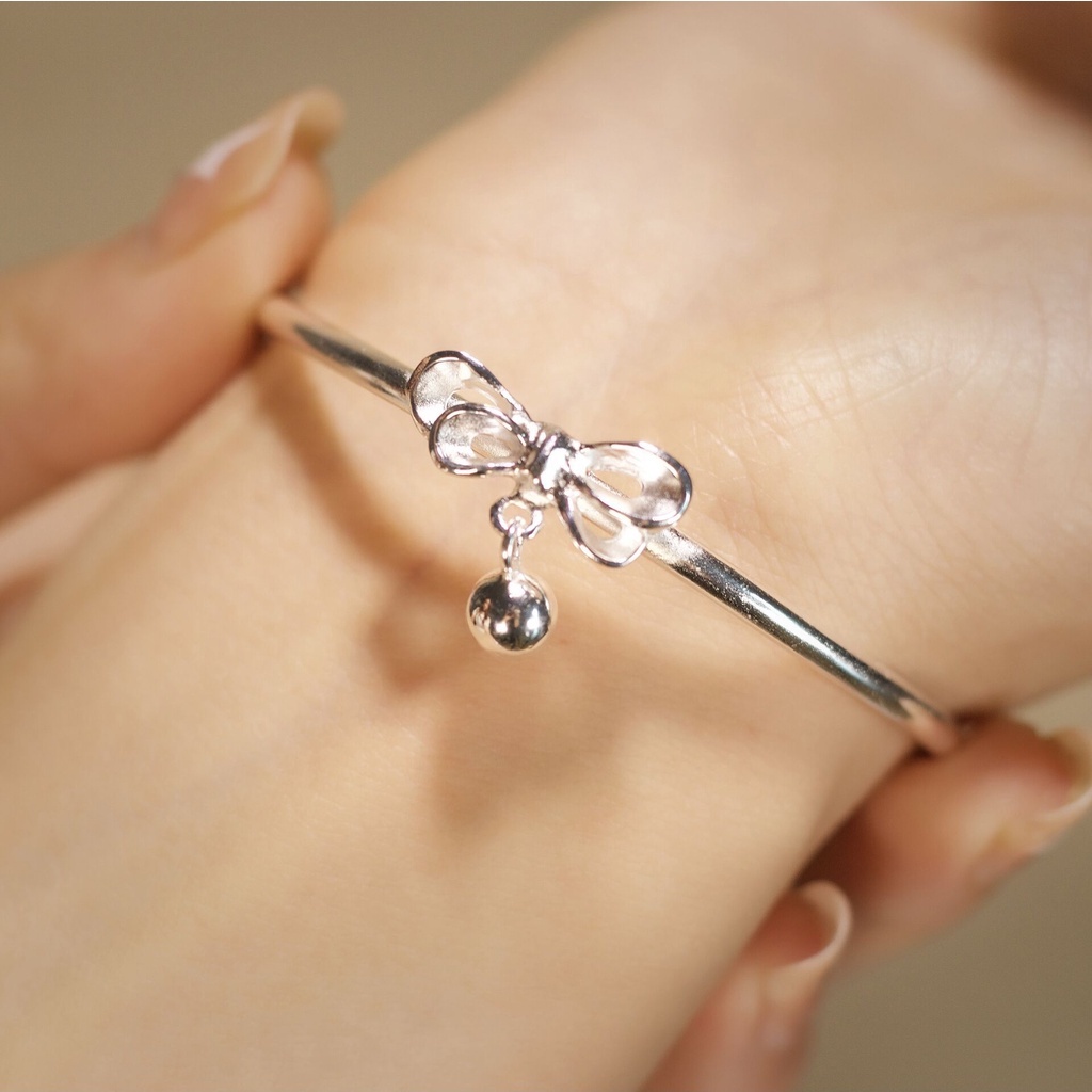 Gelang Tangan Rantai Adjustable Motif Simpul Pita + Lonceng Warna Silver Untuk Pria / Wanita / Hadiah