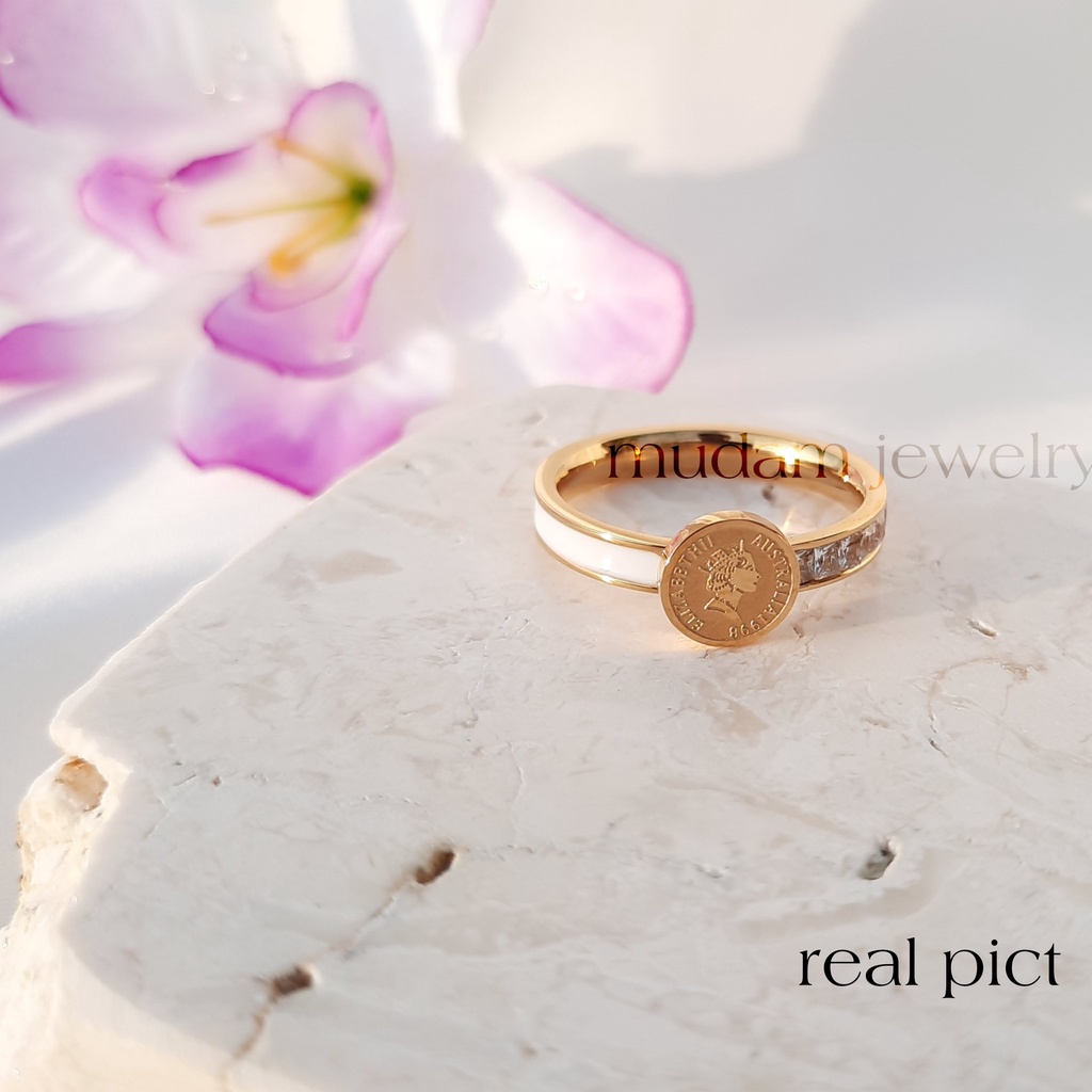 Cincin Model Koin Vintage Queen Diamonds Strip Putih Tersedia Warna Gold