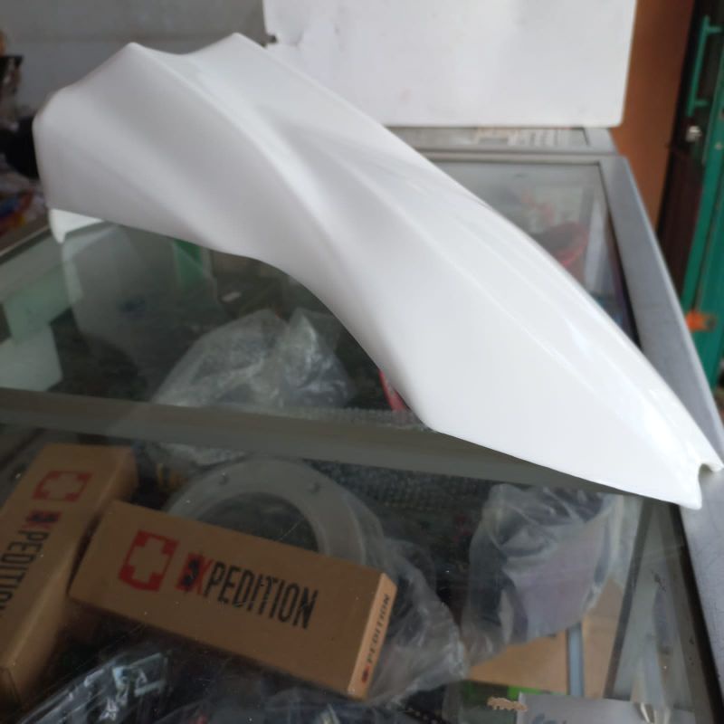 spakbor depan dtracker 150 New Putih