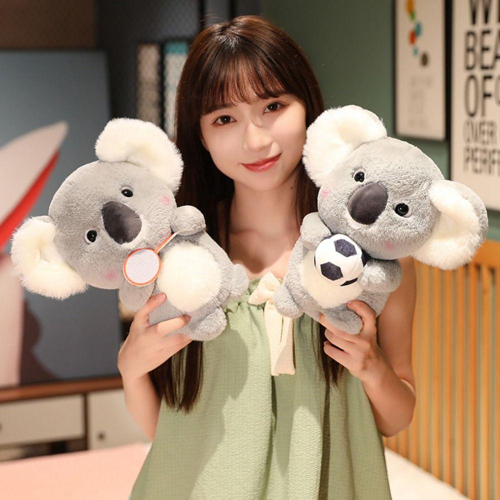 Quinton Sport Koala Boneka Berbulu Lembut Kualitas Tinggi Simulasi Koala Beruang Dekorasi Rumah Boneka Mainan Memegang Bola Menghibur Plushie Boneka Boneka Boneka Binatang Boneka