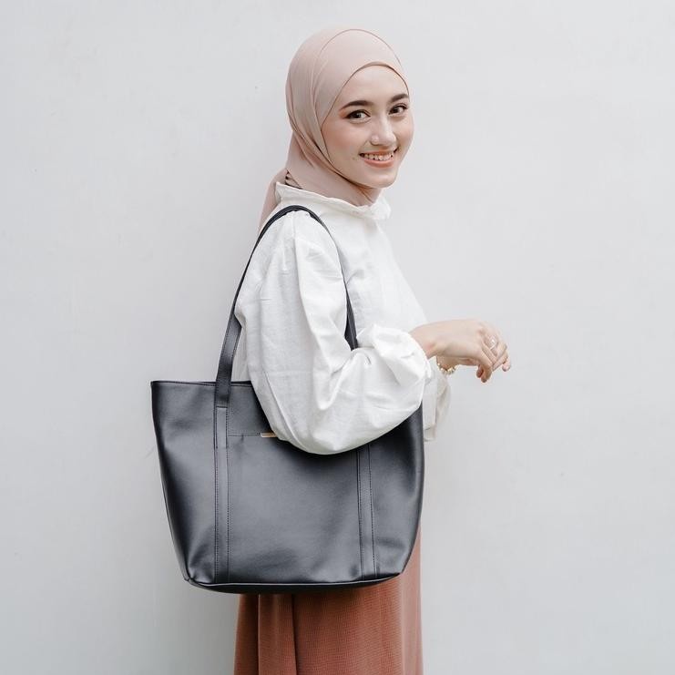 Tas Tote LIZHARA Tote Bag Wanita Cantik Totebag Perempuan Polos Lirazha Candy Gold List Plate Simple Saku Pocket Style Dewasa