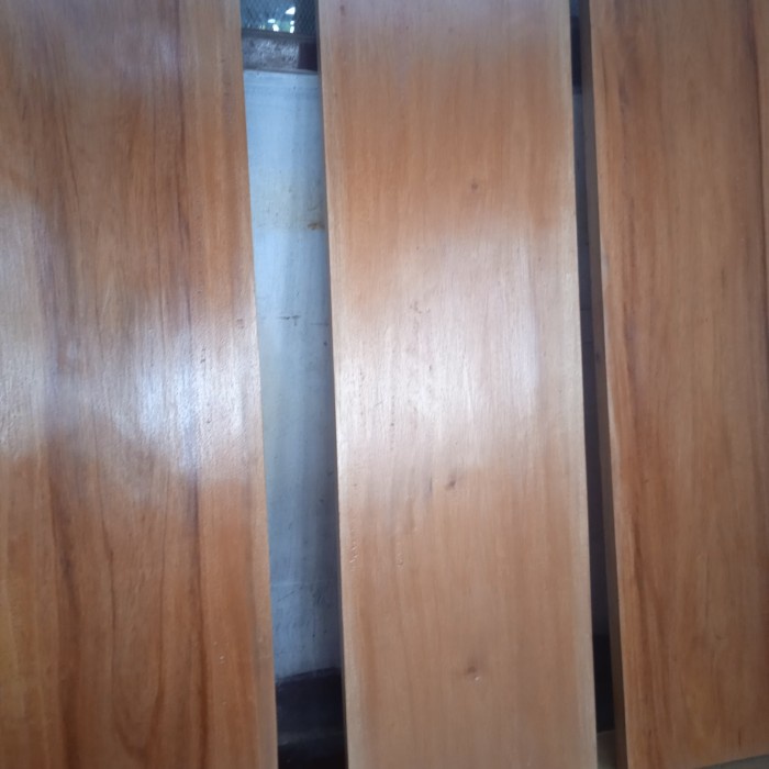 ___] papan kayu mahoni