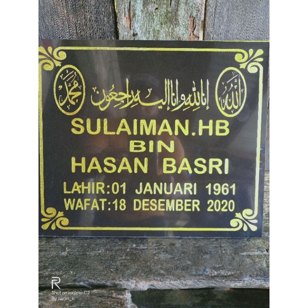 

plakat papan nama prasasti ukir