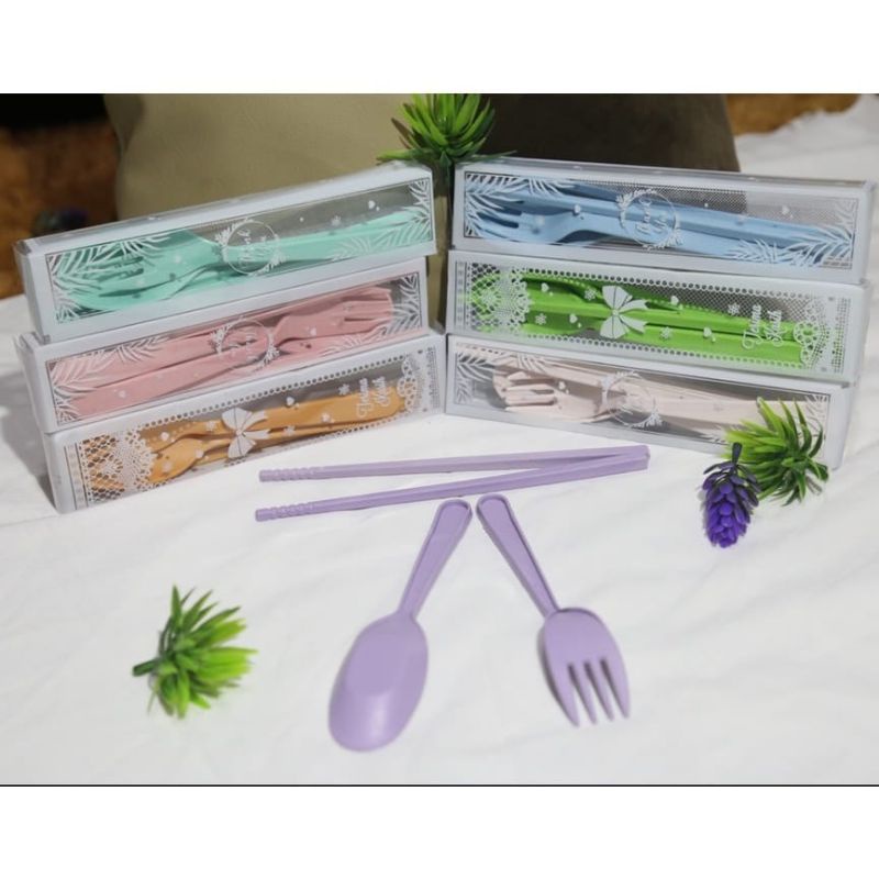 SOUVENIR TRAVEL SET LOKAL KEMASAN MIKA MOTIF SENDOK GARPU SUMPIT