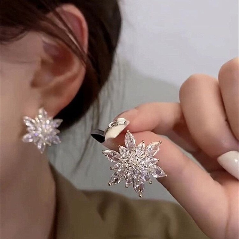 1 Pasang Anting Tusuk Bentuk Snowflake Kristal Zircon Untuk Wanita