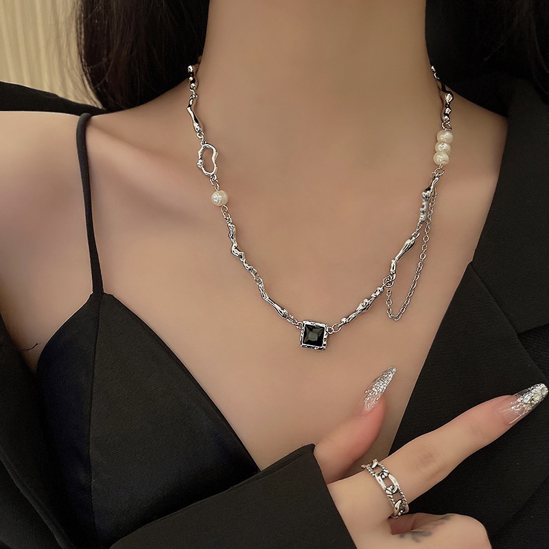 Kalung Rantai Klavikula Hias Liontin Rumbai Mutiara Bentuk Persegi Asimetris Warna Hitam Putih Bahan Zirkon Untuk Wanita