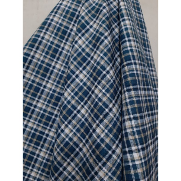 Kain Kotak Semi Wool ( warna dasar hijau garis krem putih ) harga per yard 34.000 , 1 rol = 40 yard