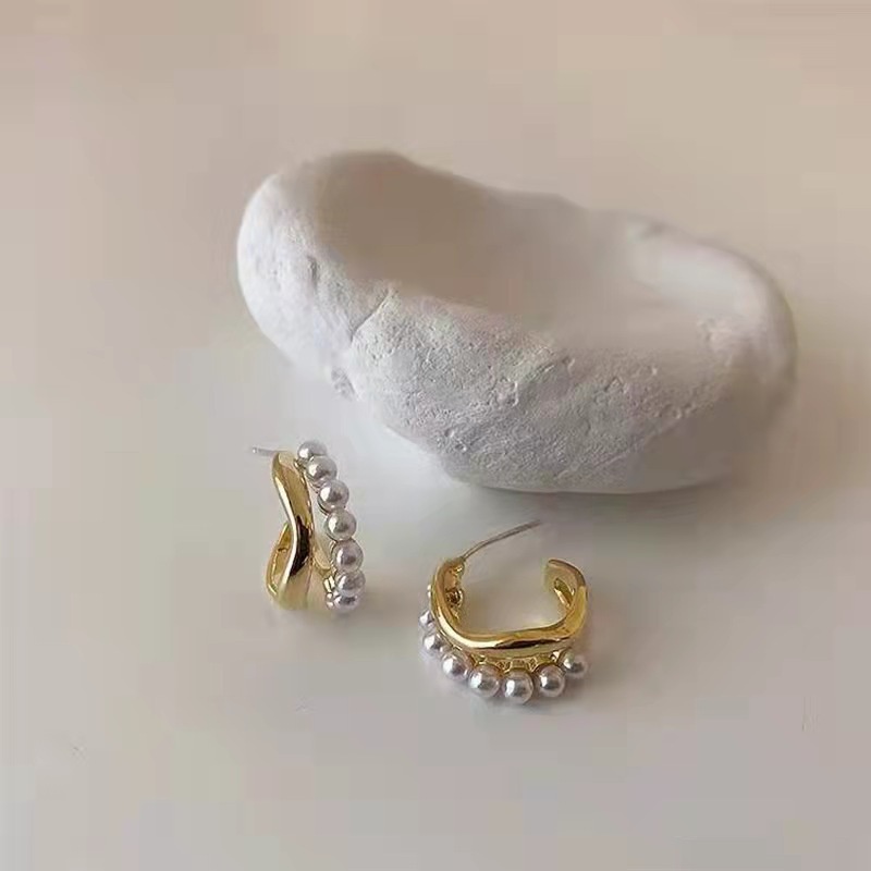 Anting Stud Bentuk C Aksen Mutiara Warna Emas Gaya Korea Untuk Wanita