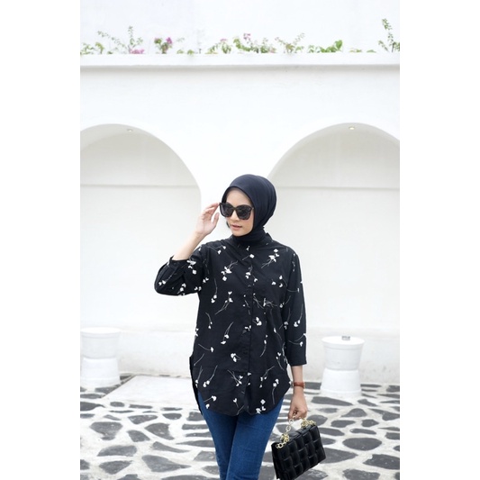 Monocrome flower blouse | atasan wanita motif bunga | blouse wanita hitam putih | kemeja wanita simpel | atasan muslim wanita | kemeja ngantor