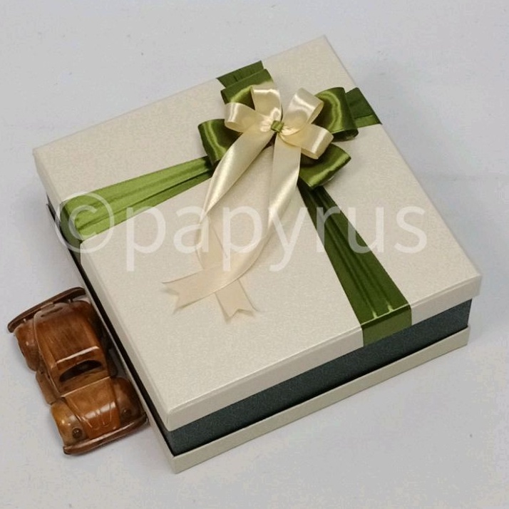 

PAPYRUS Sandwich 25x25 Tinggi 10cm Kotak Kado Gift Box