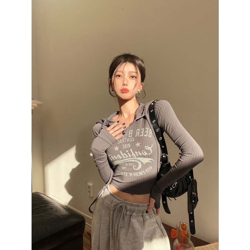 Red Gaya Eropa dan Amerika Berkerudung Pendek Lengan Panjang T-shirt Wanita 2022 Musim Gugur Baru Manis Keren Gadis Panas Slim slim Top Ins