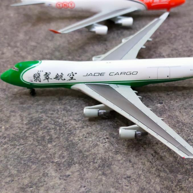 Diecast Pesawat Dragon Wings Jade Cargo Boeing 747-400F 1:400