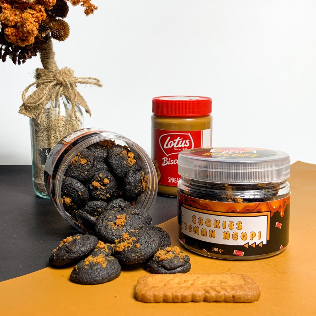 

Cookies Teman Ngopi by D’Taste | Cookies Biscoff Cookies Toples rasa Biscoff Cookies Hitam Black Cookies Black Biscoff Kukis Kekinian Cookies Kekinian Hampers Cookies Jajanan Kekinian Oleh Oleh Cookies Hitam