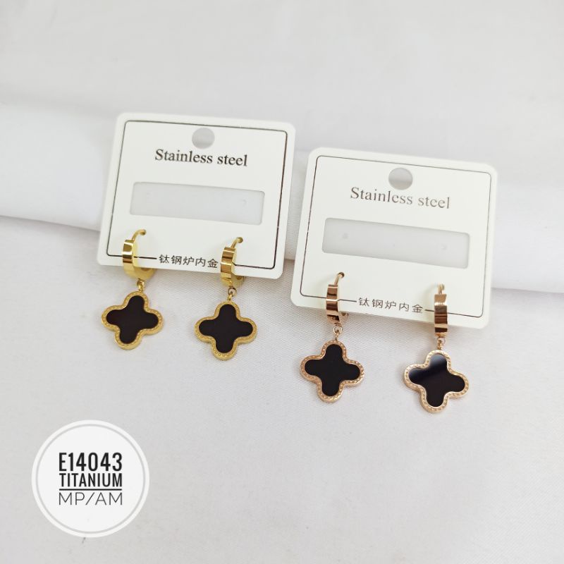 Anting Titanium Clover Hitam E14043