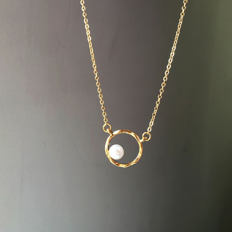 Suhao in elegan gaya Jepang dan Korea menembak jalan wanita lembut rantai tulang selangka temperamen geometris suasana putih kalung mutiara