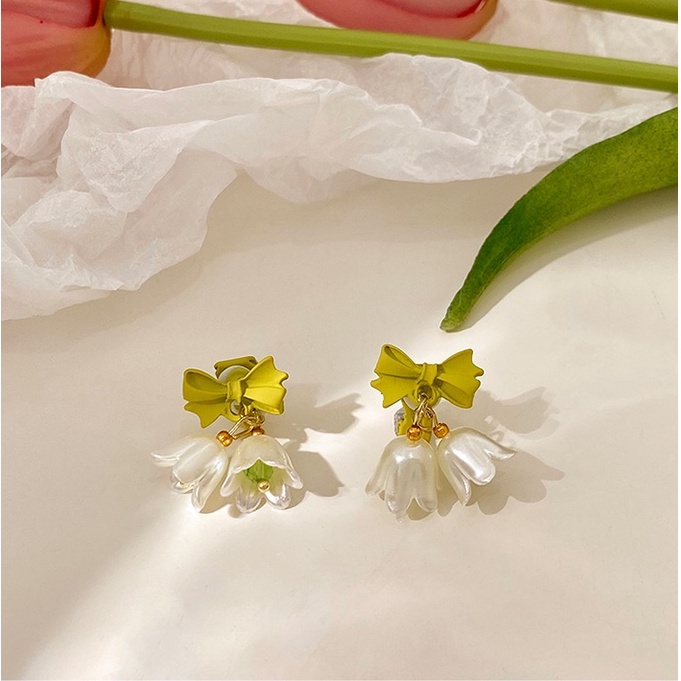 Anting Klip Wanita Bentuk Bunga Aksen Mutiara Bahan 925 silver Untuk Musim Panas