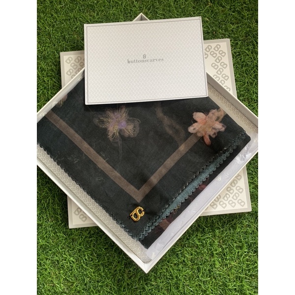 Preloved Buttonscarves Sofya Black as is item
