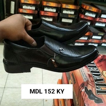 Sepatu kulit pria pantofel MEDALI kantor sepatu kerja formal tampil lebih keren