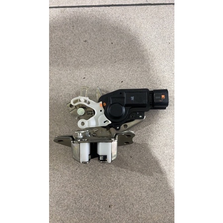 Doorlock door lock pintu bagasi innova inova original