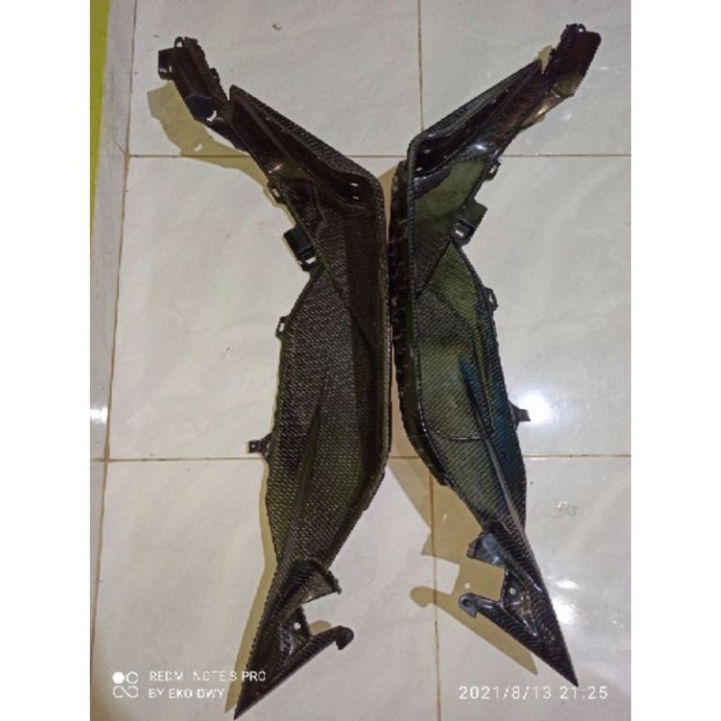 Step floor + tutup busi PCX 160 PART ORI lapis carbon kevlar.