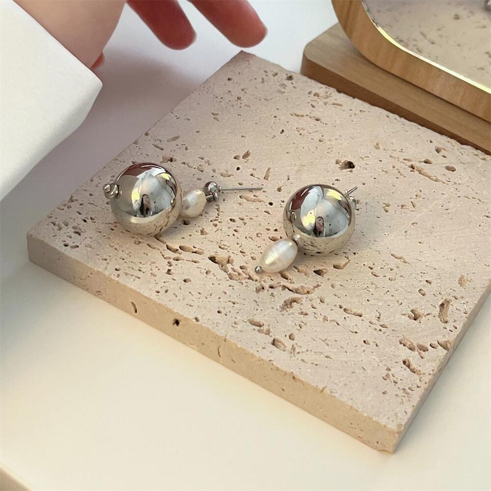 Anting Tusuk Gantung Bahan Metal Warna Silver Desain Bola Mutiara Gaya Jalanansimple Untuk Wanita