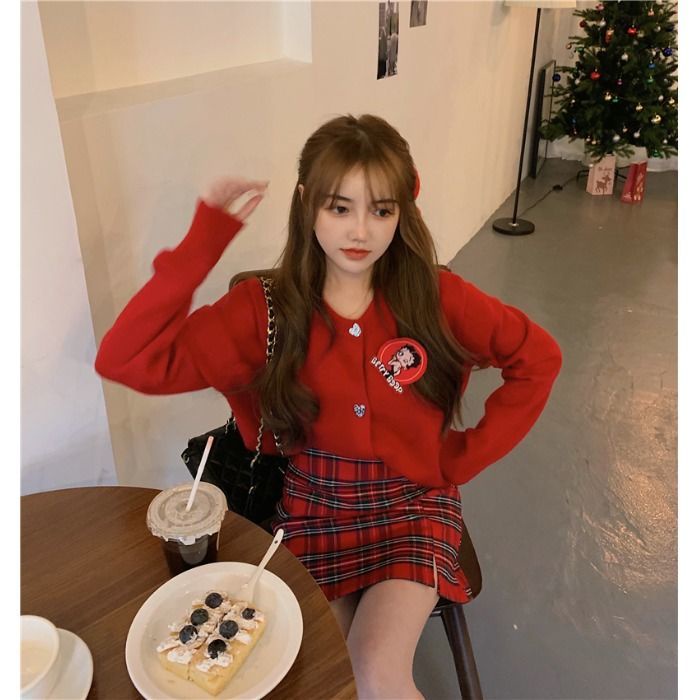 Red Dua setelan jas pesta Tahun Baru posisi C ~ sweter warna solid lengan panjang longgar dengan kancing cinta + rok kotak-kotak merah