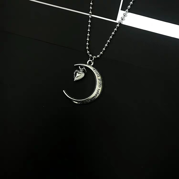 Roselife Kalung Rantai Panjang Liontin Hati + Bulan Sabit Warna Silver Gaya Retro Untuk Pria / Wanita